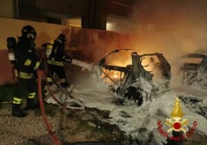 Olbia, nuovo attentato incendiario: a fuoco tre auto