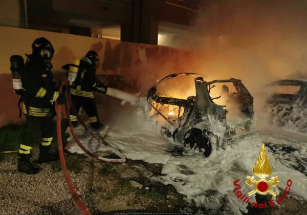 Olbia, nuovo attentato incendiario: a fuoco tre auto