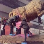 Università Torino, femministe in protesta dopo casi molestie: imbrattata statua