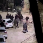 Jenin, miliziani palestinesi trascinano il corpo di un uomo considerato una spia
