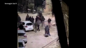 Jenin, miliziani palestinesi trascinano il corpo di un uomo considerato una spia