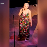 New York, la figlia di Sinéad O’Connor emoziona cantando ‘Nothing compares 2 U’