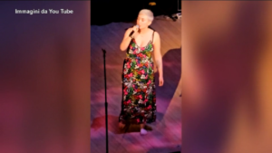 New York, la figlia di Sinéad O’Connor emoziona cantando ‘Nothing compares 2 U’