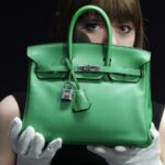 Hermes sotto accusa: “Borsa Birkin solo a chi compra altro”