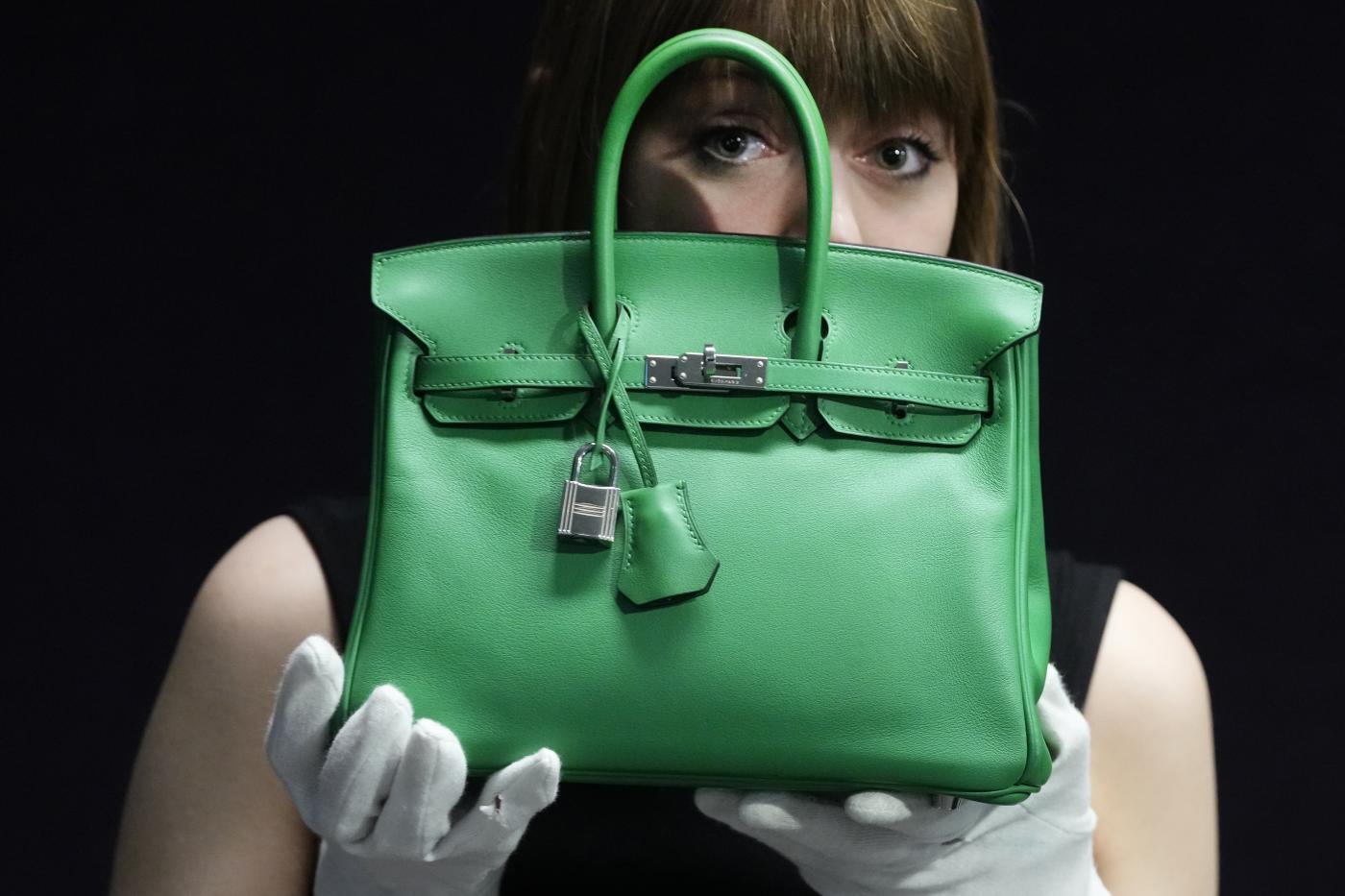 Hermes sotto accusa: “Borsa Birkin solo a chi compra altro”