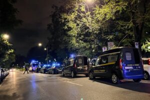 Il pattugliamento di Polizia e Guardia di Finanza in Piazzale Selinunte a Milano