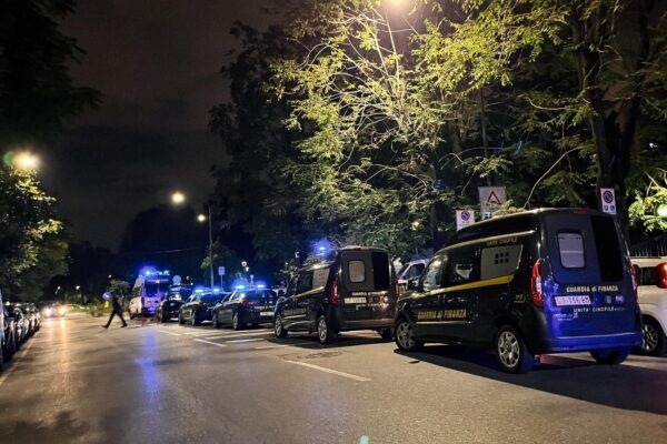 Il pattugliamento di Polizia e Guardia di Finanza in Piazzale Selinunte a Milano