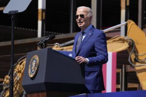 Il presidente Joe Biden in visita a Chandler in Arizona