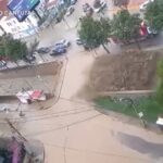 Bolivia, il fiume Huayñajahuira straripa e inonda le strade di La Paz