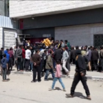 Gaza, lunghe file al bancomat per ritirare denaro