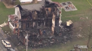 Usa, casa divorata da un’incendio: le immagini dall’alto