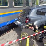 Savigliano, auto incastrata in passaggio a livello e colpita da treno: nessun ferito