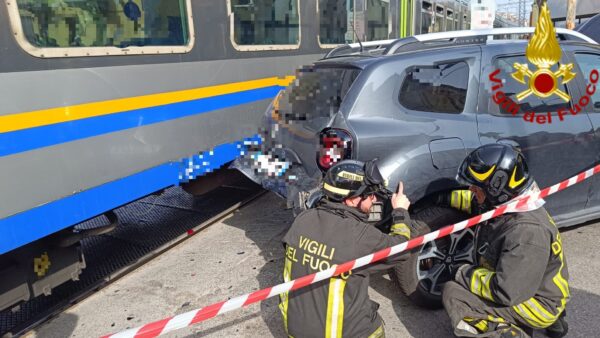 Savigliano, auto incastrata in passaggio a livello e colpita da treno: nessun ferito