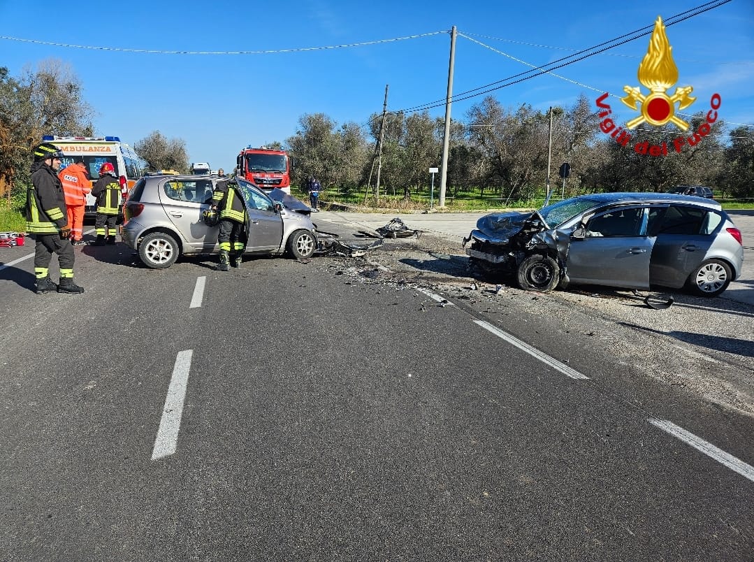 Brindisi, scontro tra due auto: tre morti Brindisi, scontro tra due auto: tre morti