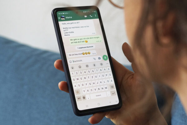 Napoli, discussione gruppo Whatsapp mamme sfocia in rissa