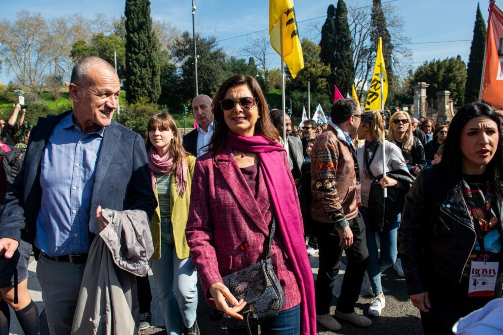 Galleria foto '100mila a Roma contro le mafie: dall’abbraccio Decaro-Schlein al discorso di Ciotti' - foto 4