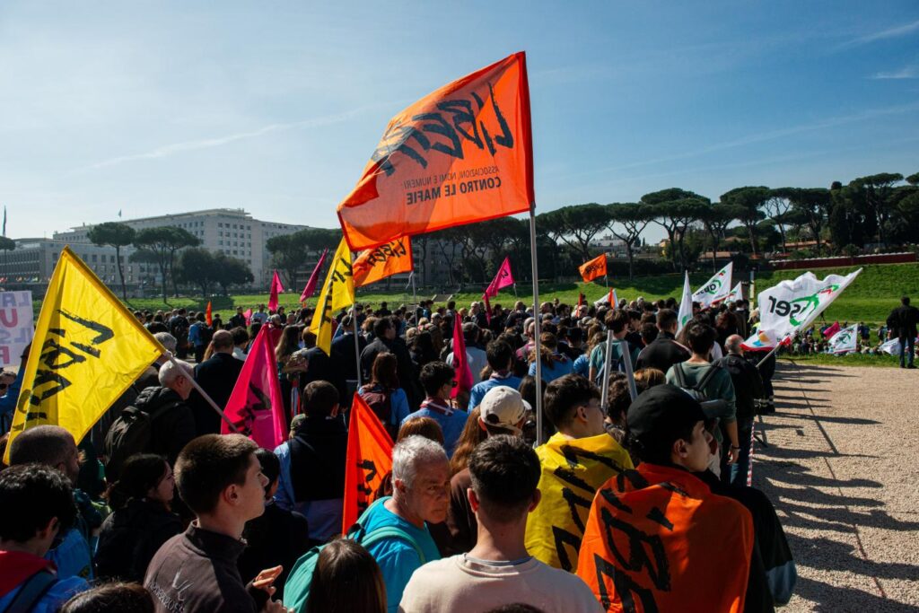 Galleria foto '100mila a Roma contro le mafie: dall’abbraccio Decaro-Schlein al discorso di Ciotti' - foto 3