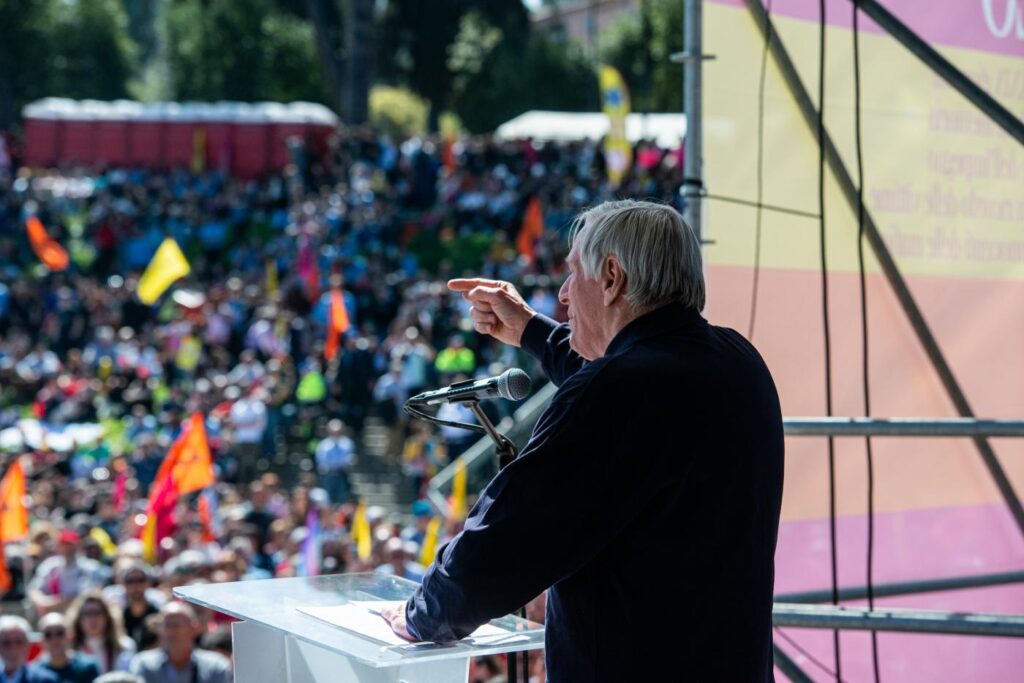 Galleria foto '100mila a Roma contro le mafie: dall’abbraccio Decaro-Schlein al discorso di Ciotti' - foto 2