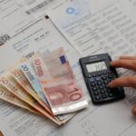 Bollette, luce e gas: crolla la spesa annua in Italia