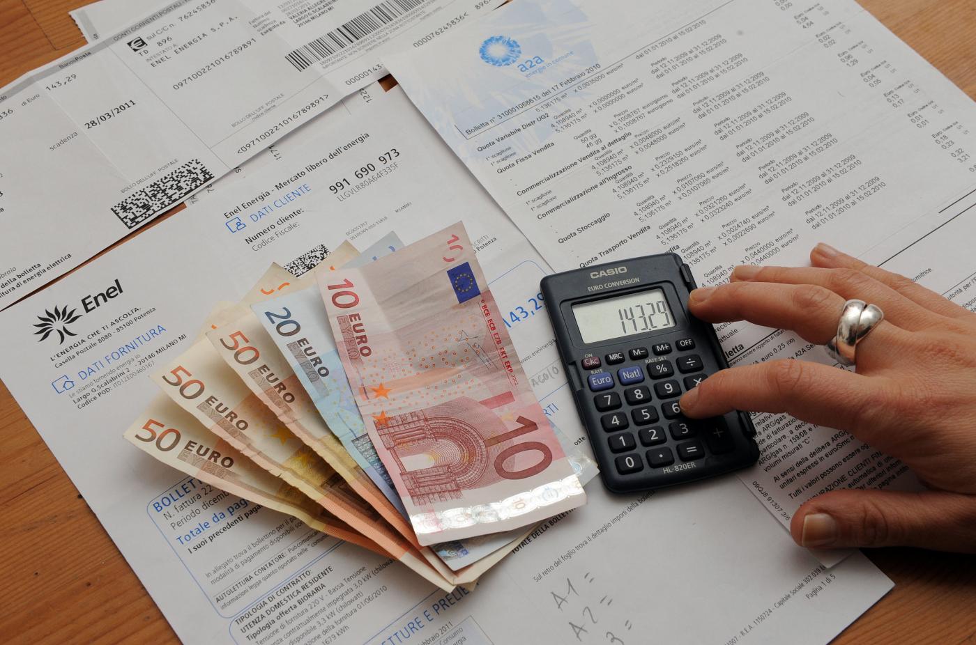 Bollette, luce e gas: crolla la spesa annua in Italia