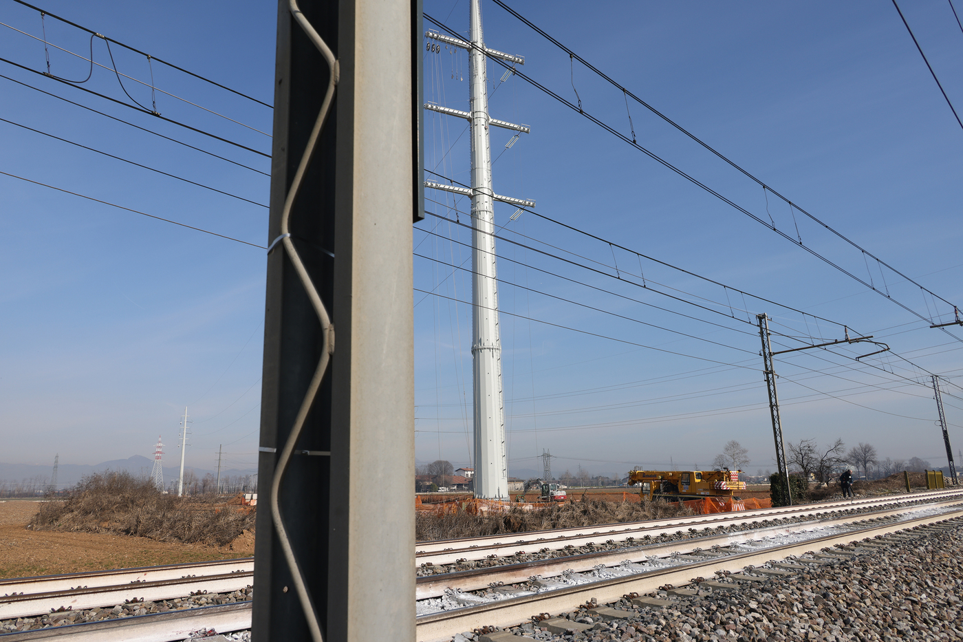 Treviglio, incidente ferroviario: treno urta carrello abbandonato sui binari