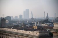 Foschia nei cieli di Milano per l’alta concentrazione di smog