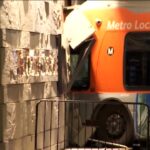 Los Angeles, uomo armato dirotta un autobus: schianto contro un hotel