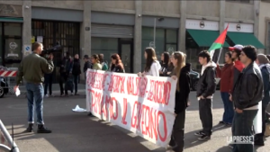 Milano, presidio studenti ad Assolombarda: “No a riforma scuola vergognosa”