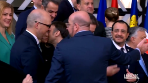 Ue, al Consiglio europeo Meloni e Macron si salutano con un bacio sulla guancia