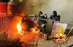 Olbia, incendiata un’altra auto: la 17esima da inizio anno