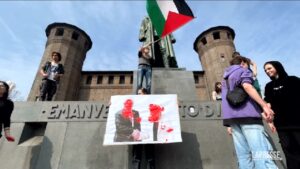 Studenti in piazza a Torino, imbrattate foto di Meloni e Netanyahu