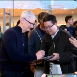 Apple, Tim Cook inaugura il nuovo store di Shanghai