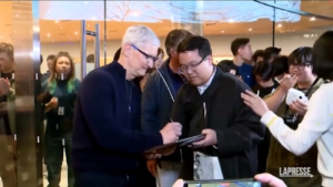 Apple, Tim Cook inaugura il nuovo store di Shanghai