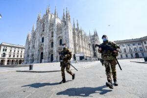 Coronavirus, piazza Duomo a Milano presidiata dall'Esercito