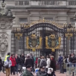 Londra, i visitatori di Buckingham Palace inviano i loro auguri a Kate
