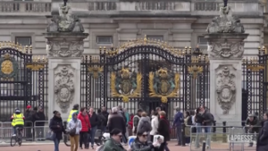 Londra, i visitatori di Buckingham Palace inviano i loro auguri a Kate