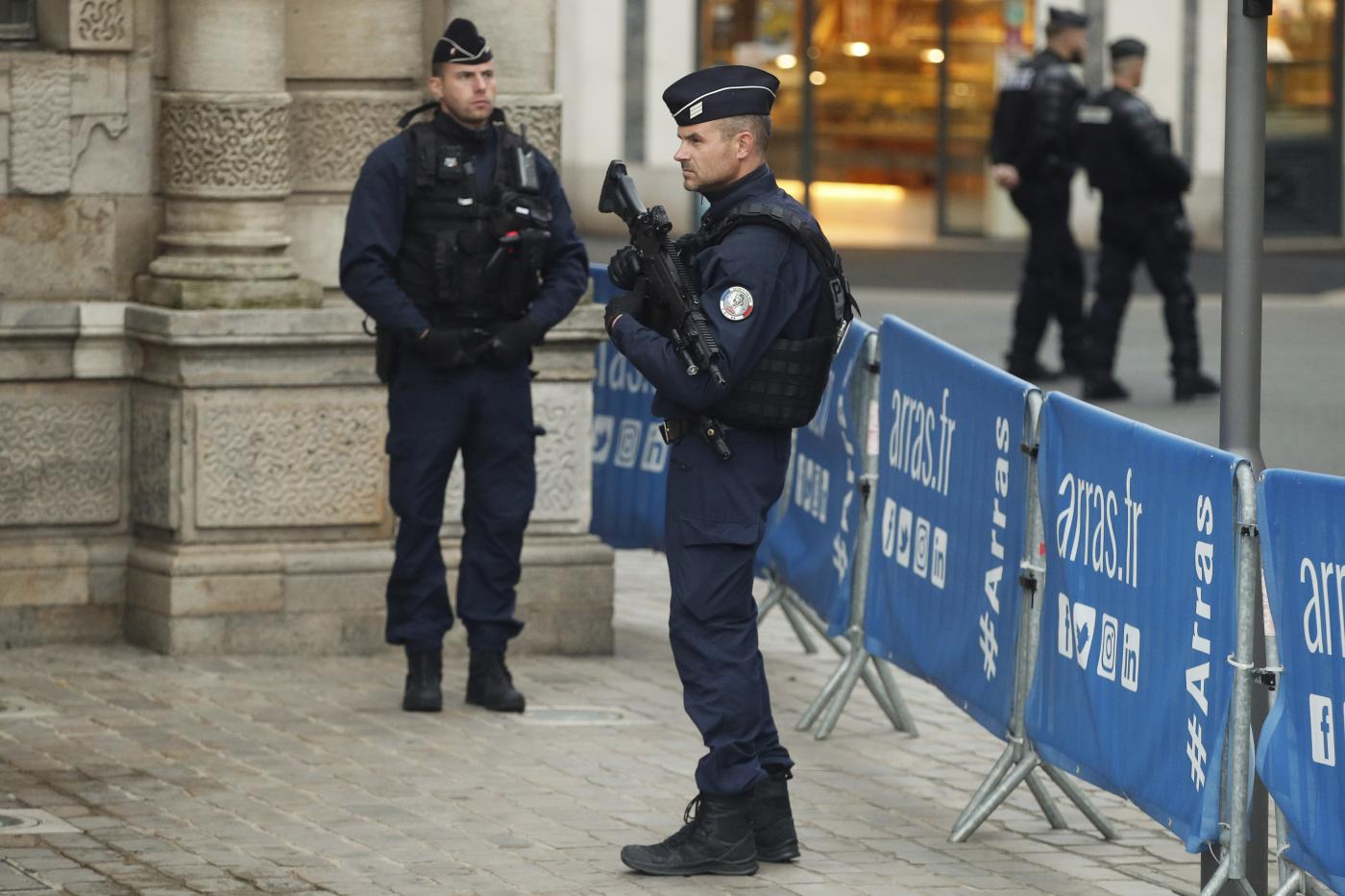 Terrorismo, Francia porta l’allerta al massimo livello