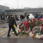 Mosca, continua l’omaggio dei cittadini fuori dalla Crocus City Hall