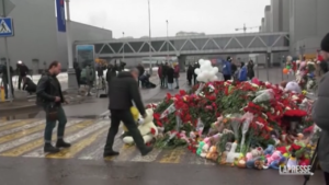 Mosca, continua l’omaggio dei cittadini fuori dalla Crocus City Hall