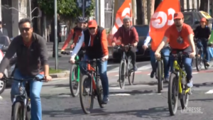 Fosse Ardeatine, Landini in bici alla staffetta antifascista: “Viviamo una crisi della democrazia”