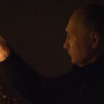 Mosca, presidente russo Putin accende candela per vittime attentato