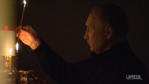 Mosca, presidente russo Putin accende candela per vittime attentato