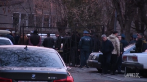 Armenia, irruzione uomini armati in stazione polizia a Erevan