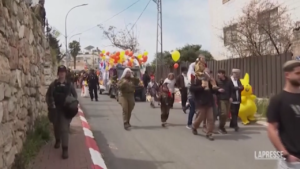 Cisgiordania, gli ebrei di Hebron celebrano la festa di Purim sotto stretta sorveglianza