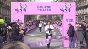 Parigi, torna la gara dei “camerieri di bistrot”: in corsa con croissant e caffè