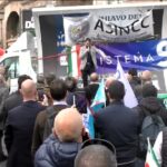 Roma, Noleggiatori con conducente in piazza contro Salvini: “Ci ha tradito”