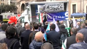 Roma, Noleggiatori con conducente in piazza contro Salvini: “Ci ha tradito”