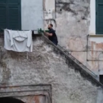 Napoli, picchia 19enne per costringerla a convertirsi a Islam: arrestato