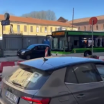 Milano, moto investe pedone che rimbalza su bus: ferita 51enne