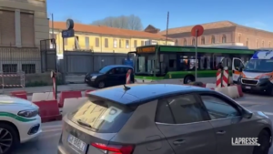 Milano, moto investe pedone che rimbalza su bus: ferita 51enne
